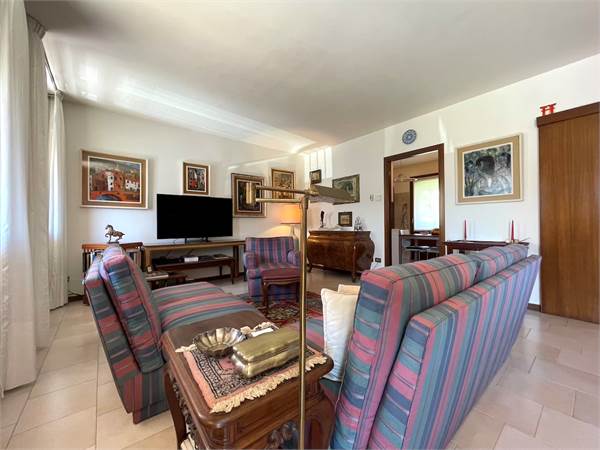 J. Paese porzione di schiera tre camere e garage