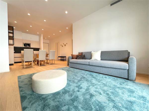 Piazza Marconi esclusivo tre camere arredato con posti auto